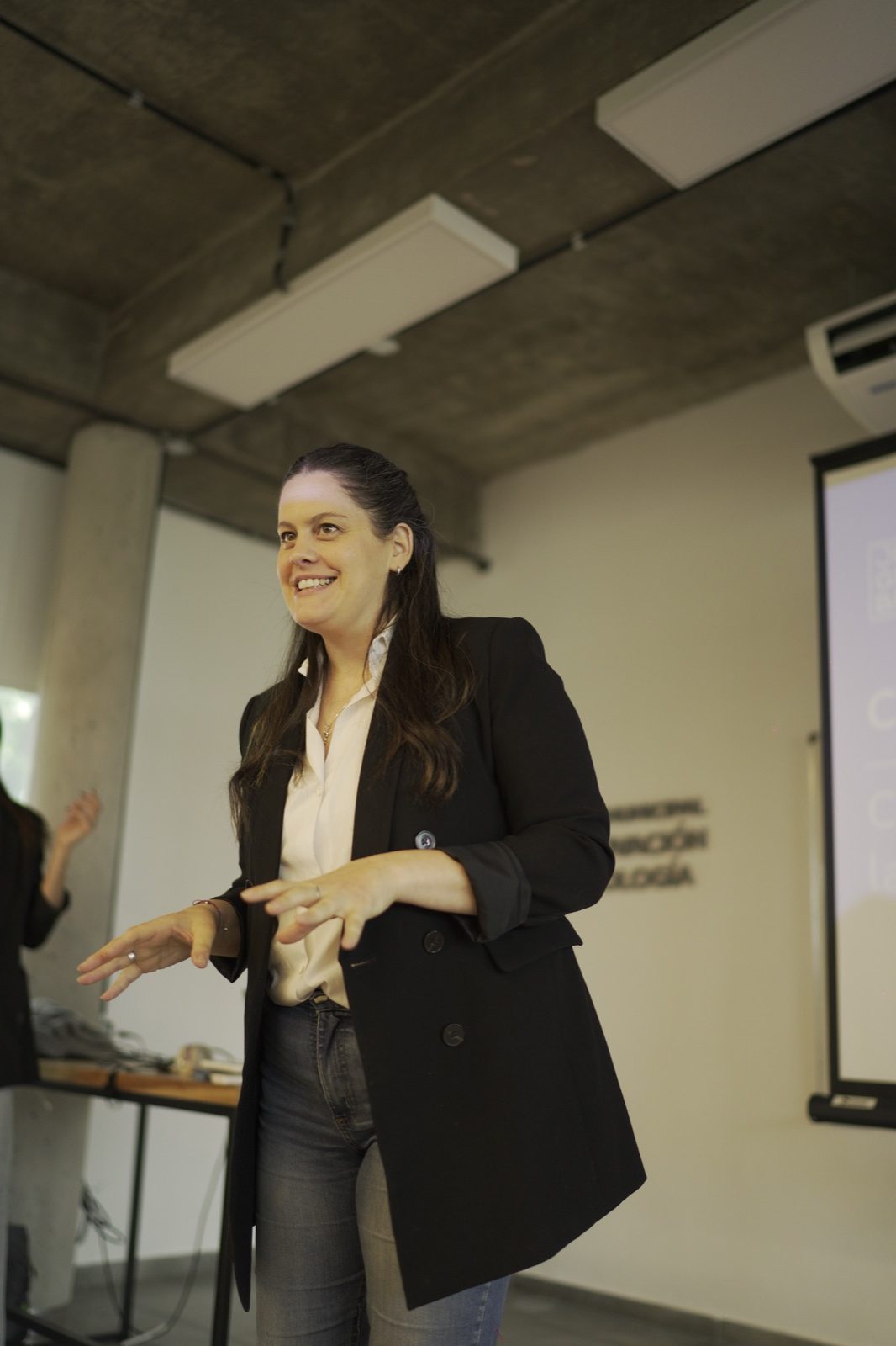 Virginia Ballesteros dando una capacitación